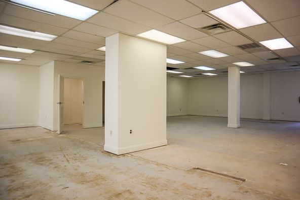 Retail Suite at Corner of Highland Rd / Staring Ln: 8827 Highland Rd, Baton Rouge, LA 70808